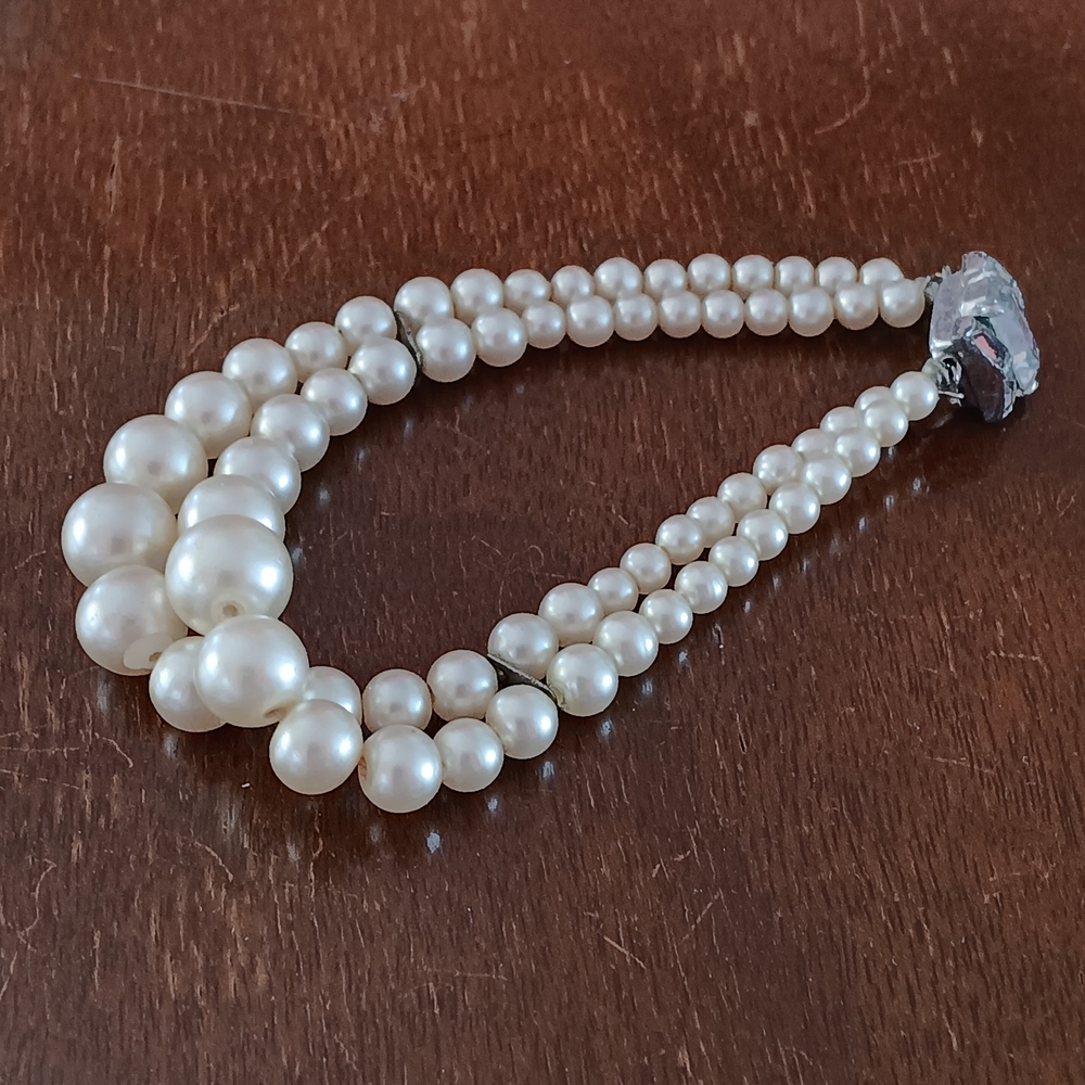 Elegant Pearl Bracelet with Silver Clasp - Picture 3 of 9